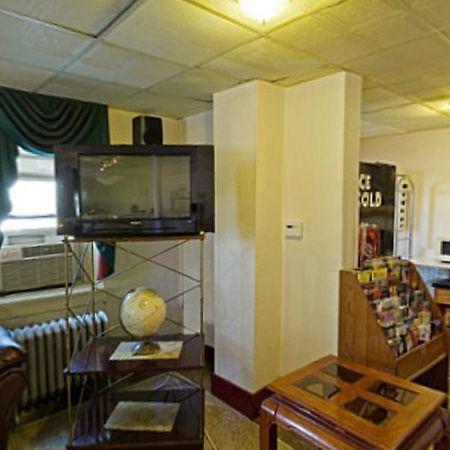 Americas Best Value Inn Диърборн Екстериор снимка