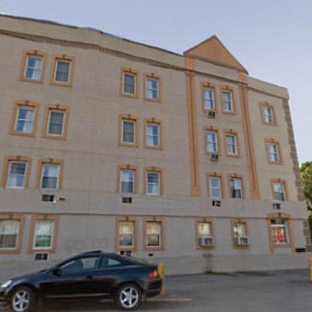 Americas Best Value Inn Диърборн Екстериор снимка