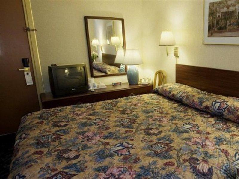 Americas Best Value Inn Диърборн Екстериор снимка