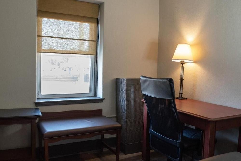 Americas Best Value Inn Диърборн Екстериор снимка