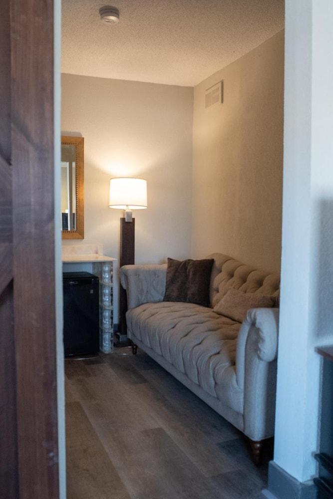 Americas Best Value Inn Диърборн Екстериор снимка