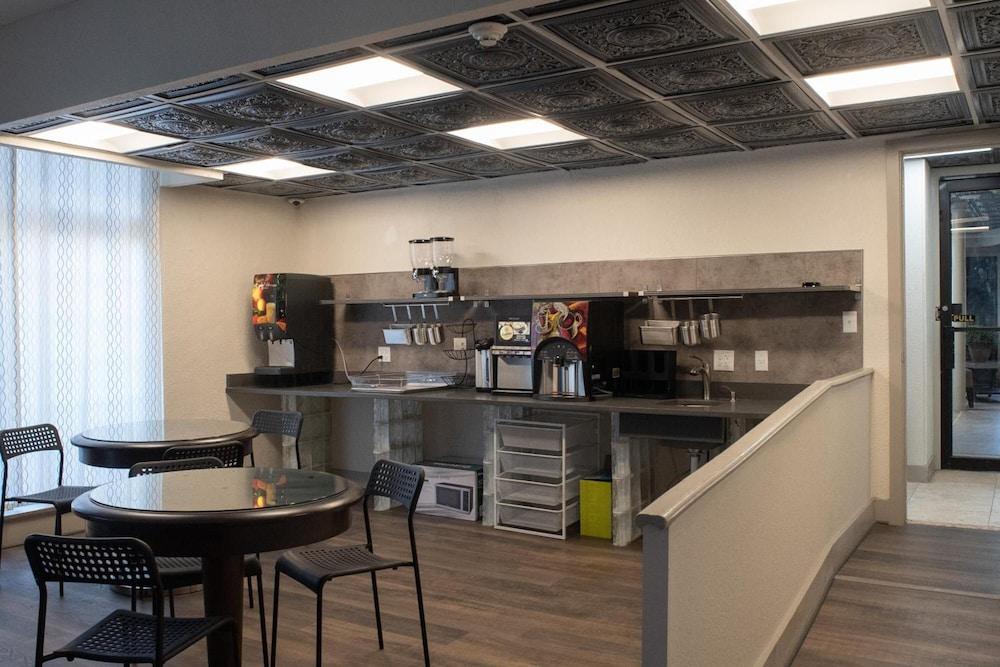 Americas Best Value Inn Диърборн Екстериор снимка