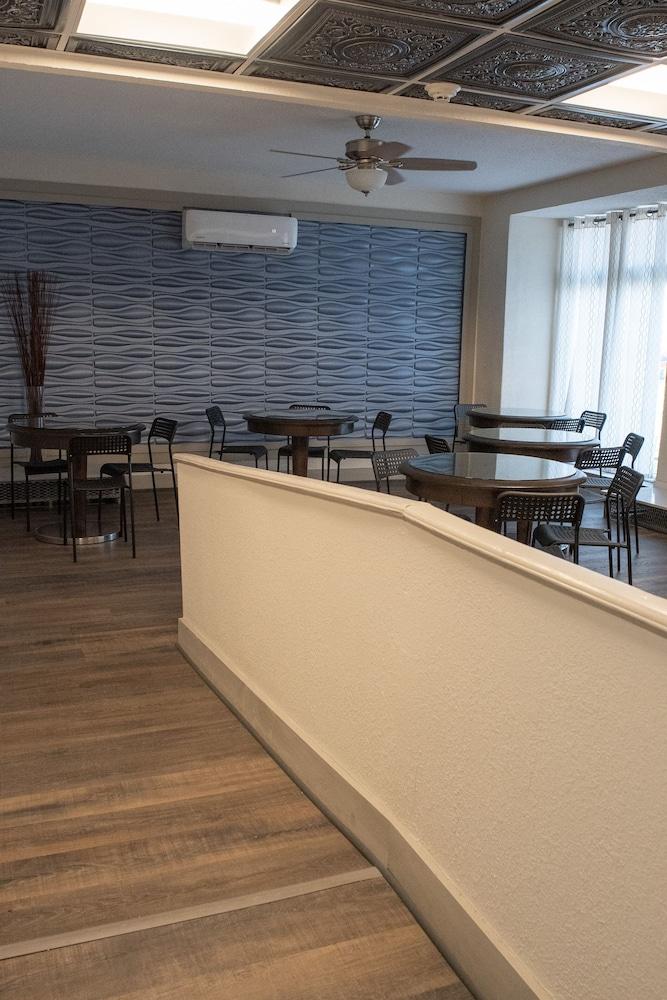 Americas Best Value Inn Диърборн Екстериор снимка