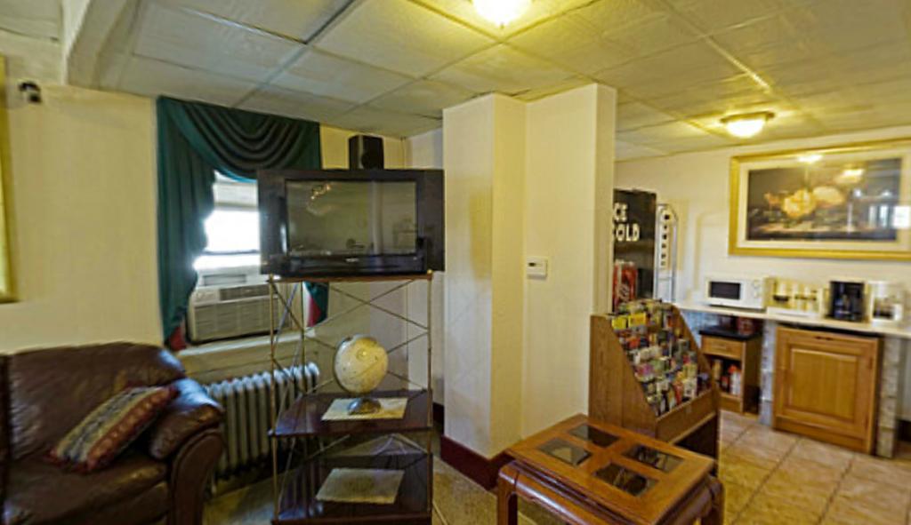 Americas Best Value Inn Диърборн Екстериор снимка
